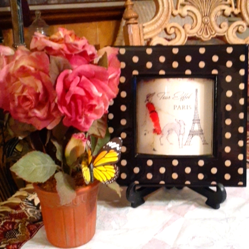 Polka dot picture frame for decor